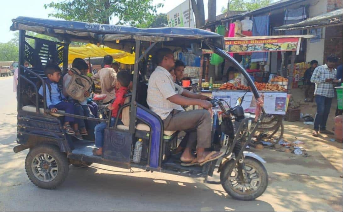  जमुनहा-बहराइच मार्ग पर ई-रिक्शा में बैठकर जाते विद्यार्थी।-