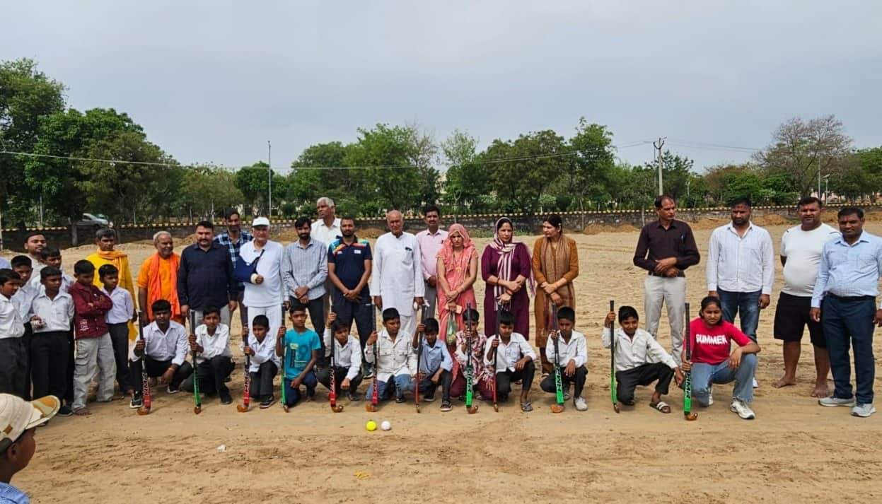 जाटूसाना में हॉकी की खेल नर्सरी में एकजुट खिलाड़ी व अन्य। स्रोत : कोच