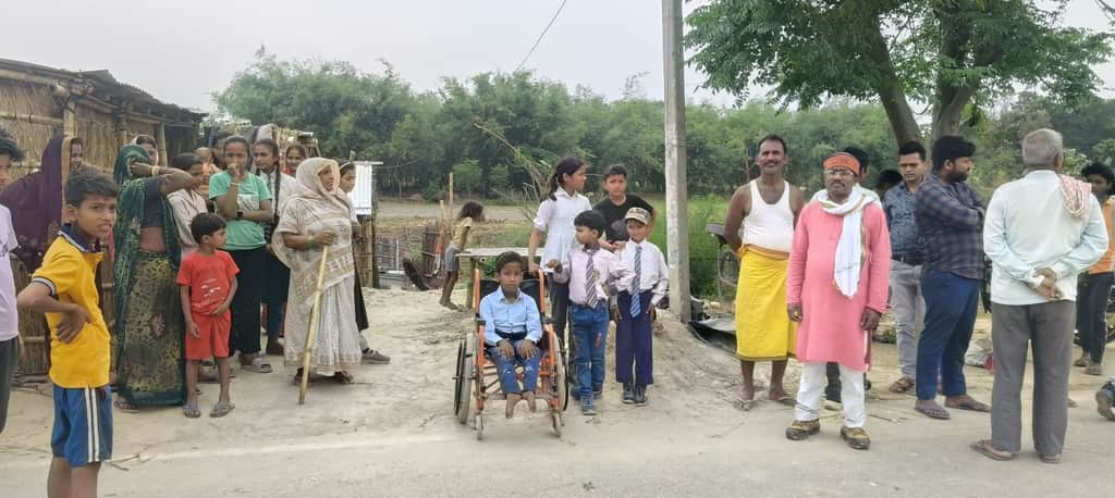 जवाहर नवोदय विद्यालय में दाखिला के बाद गांव के बच्चों व लोगों के साथ ख़ुशी मनाते दिव्यांग बन्टू 