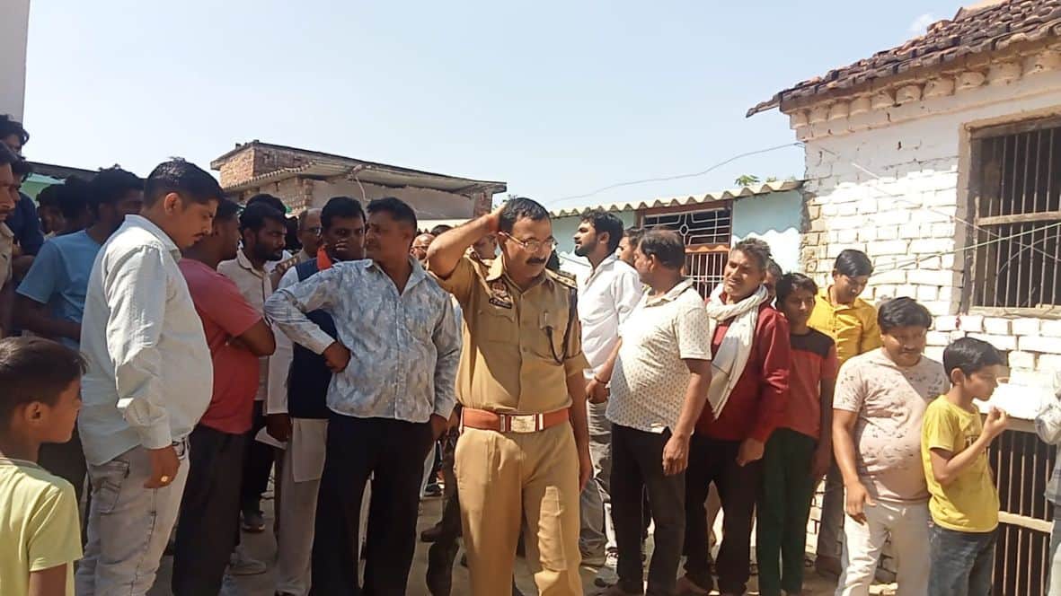  जयसिंहपुर के साटा रामपुर गांव में मृतक के घर के पास लगी भीड़।