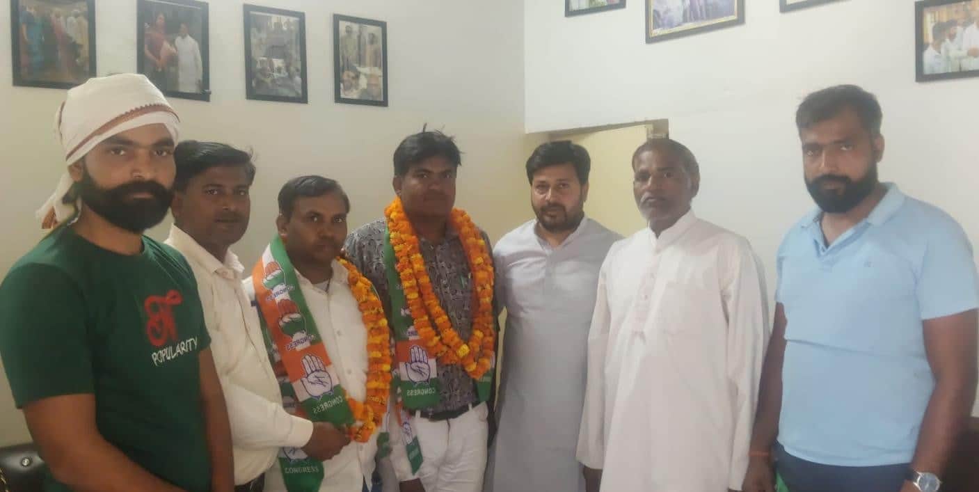 कांग्रेस की सदस्यता ग्रहण करते प्रजापती समाज के लोग। स्रोत संगठन