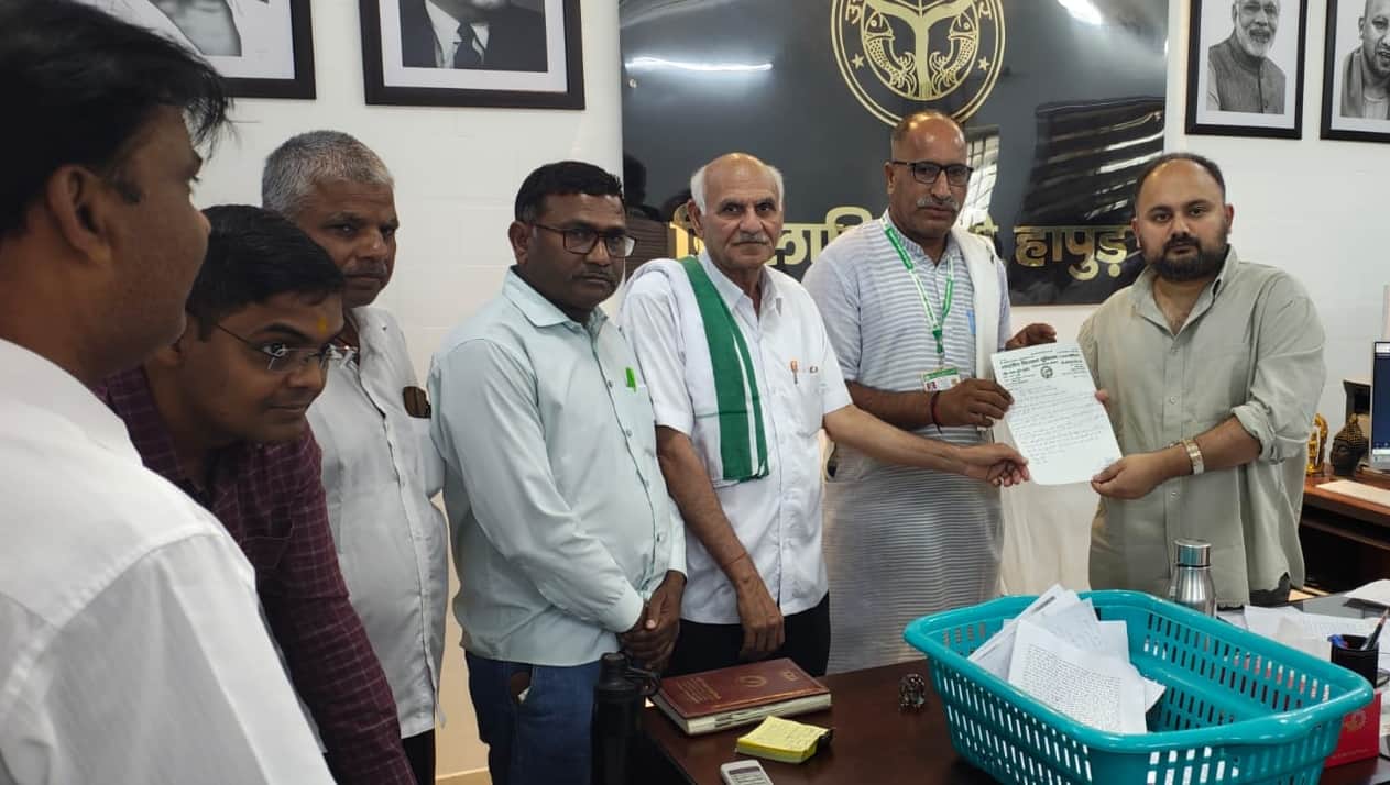 कलक्ट्रेट में डीएम को ज्ञापन देते भाकियू कार्यकर्ता। संवाद