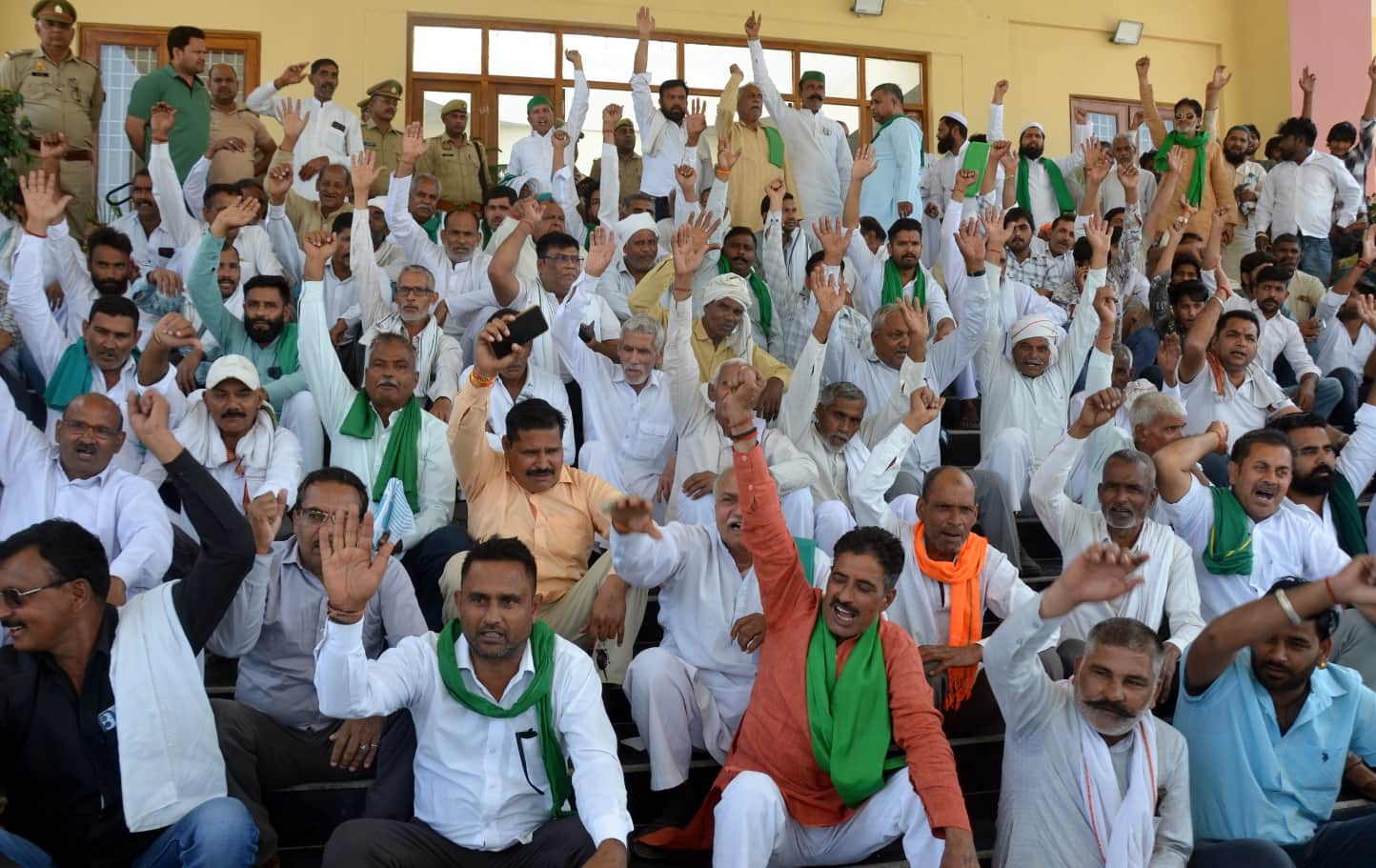 कलक्ट्रेट में धरना प्रदर्शन करते किसान । संवाद