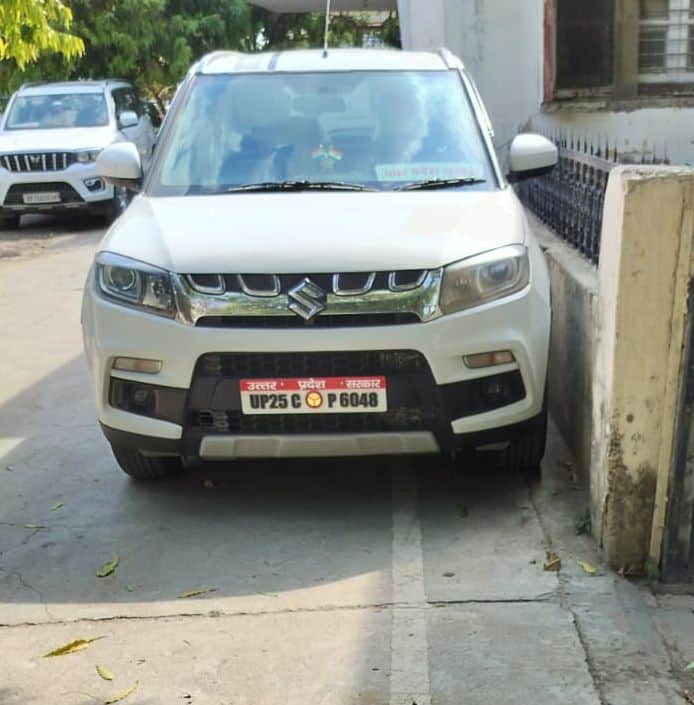 कलेक्ट्रेट परिसर में खड़ी बिना एचएसआरपी  और उत्तर प्रदेश सरकार लिखी गाड़ी। संवाद