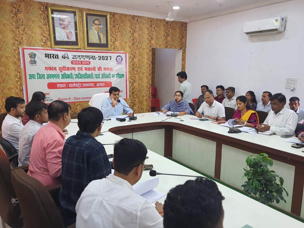 कलेक्ट्रेट सभागार मे आयोजित बैठक में शामिल अधिकारियों को संबोधित करते डीएम अरविंद बंगारी। स्र