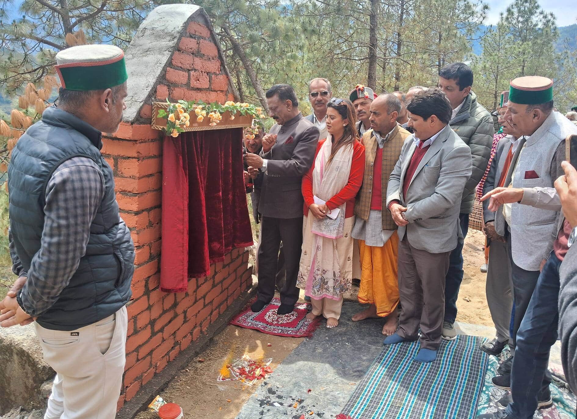 कुमारसैन दौरे के दौरान भेकलनाड़ी-ठानू सडक़ का लोकार्पण करते विधायक कुलदीप सिंह राठौर। संवाद