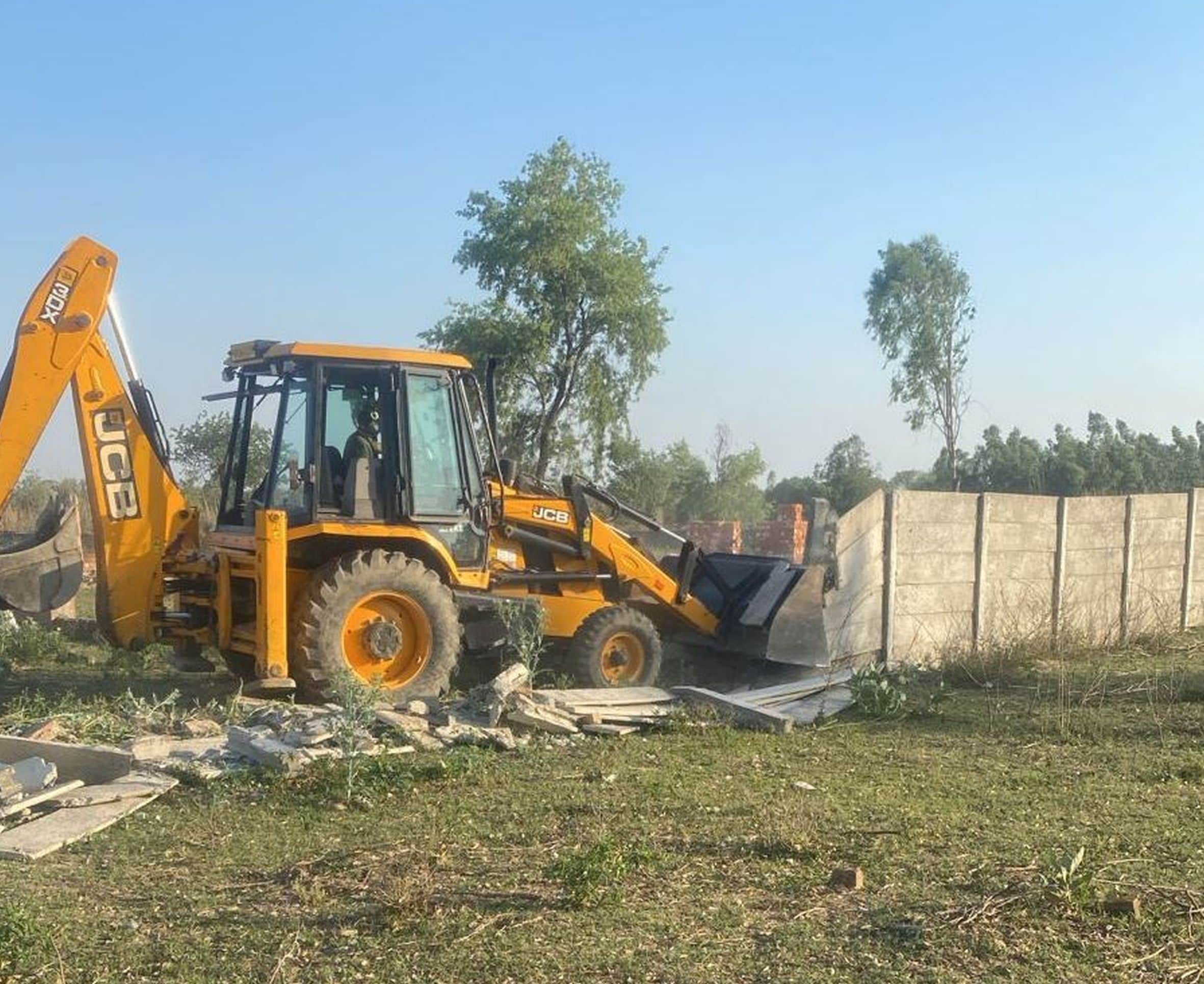 कानपुर रोड स्थित सुभाष नगर में अवैध निर्माण को गिराती जेसीबी। 