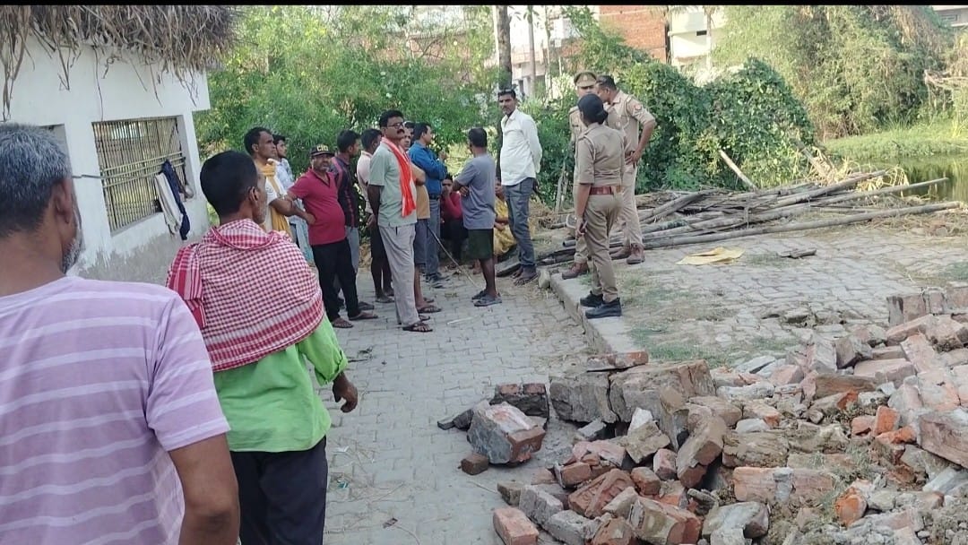 The administration removed encroachment from the ditch of Kureji village.
