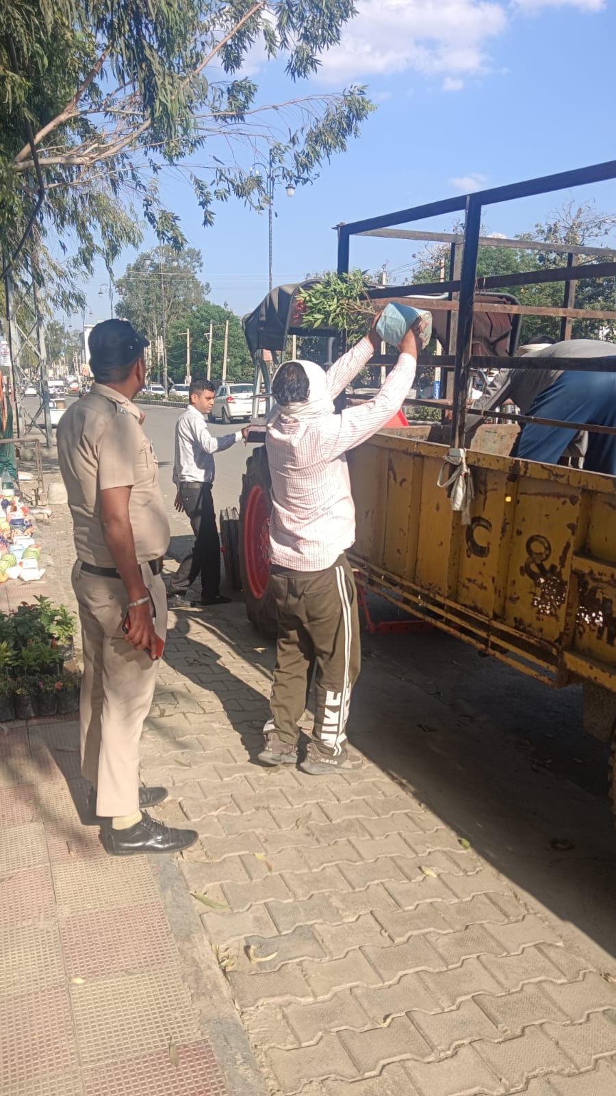 The Municipal Corporation again launched an anti-encroachment drive, confiscating goods from shopkeepers.