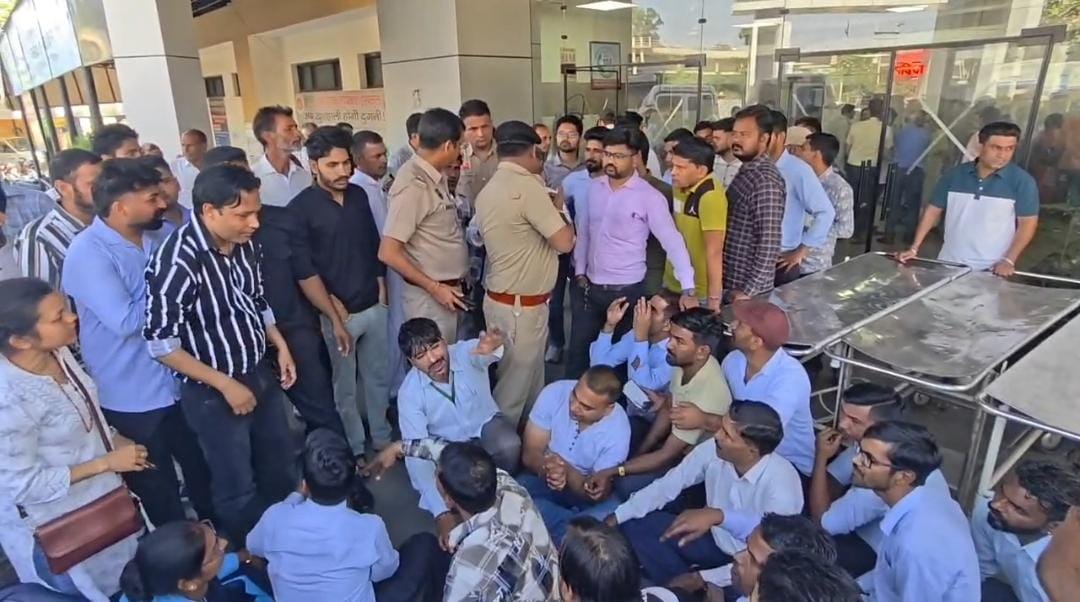 Health services were disrupted for two hours at the district hospital, patients kept wandering for treatment.