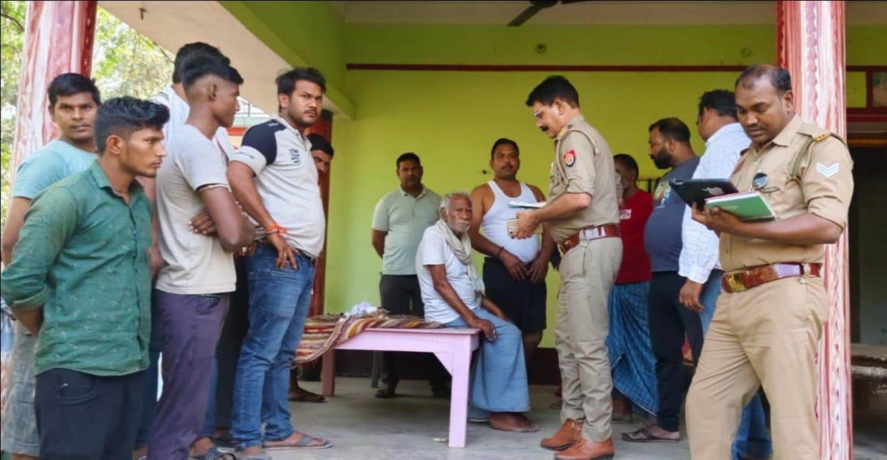 केराकत में गोली चलने की सूचना पर मौके पर जांच करते हुए कोतवाली प्रभारी। स्रोत-संवाद