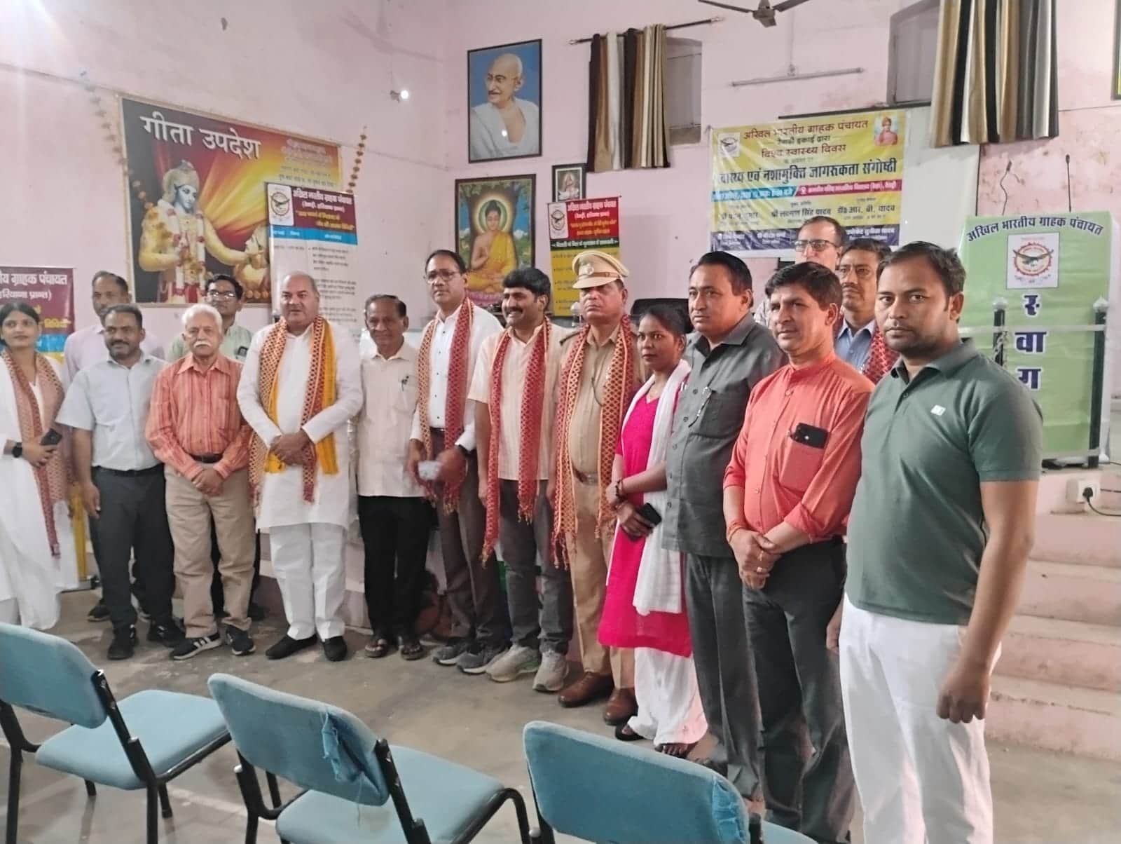 कार्यक्रम के दौरान एक मंच पर आए विधायक लक्ष्मण सिंह यादव साथ में अन्य। स्रोत : स्कूल