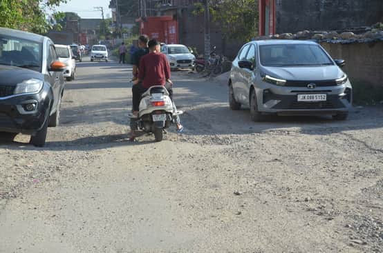 कृष्णा कॉलोनी में महाकालेश्वर मंदिर के पास शहीद कैप्टन सुनील चौधरी मार्ग की दयनीय दशा दिखाते गड