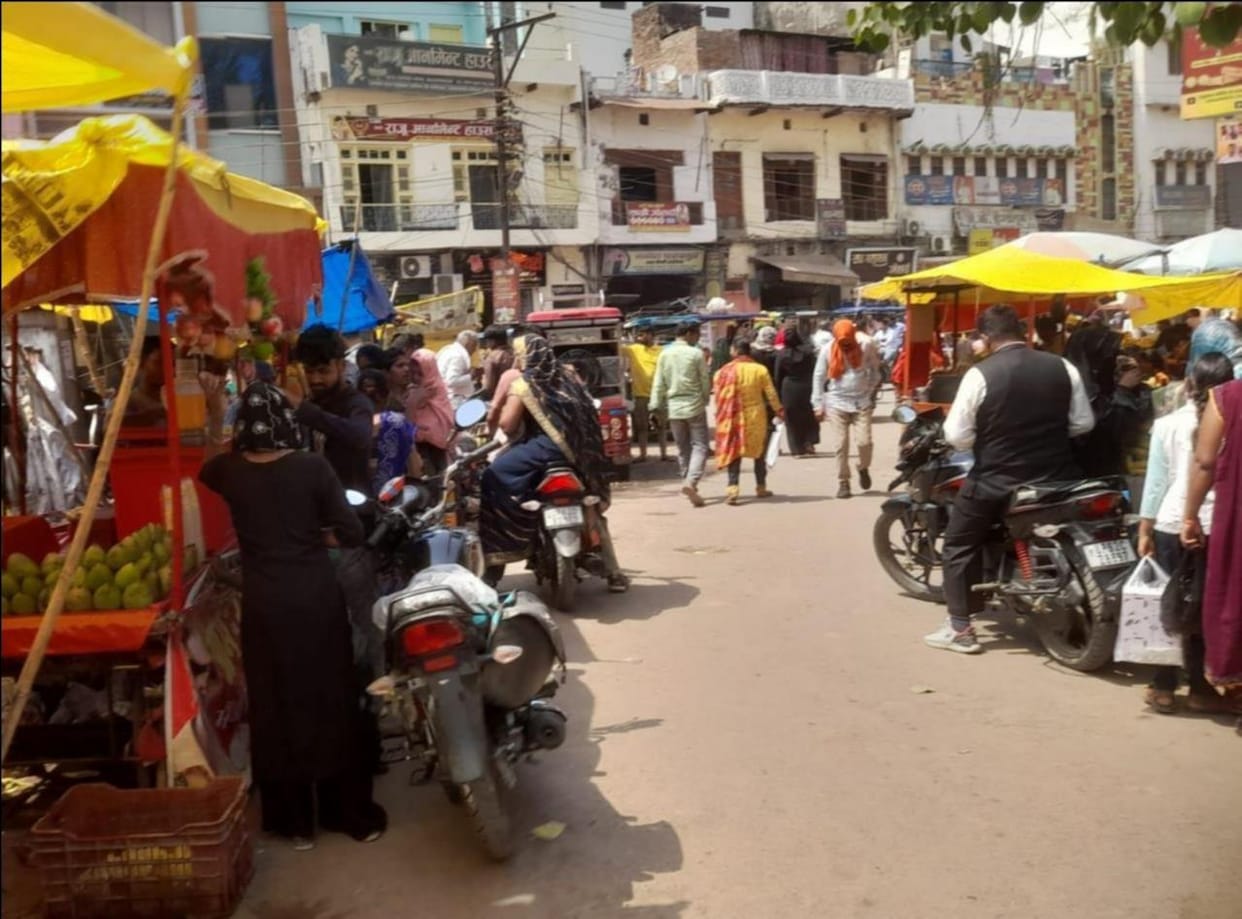 Encroachment on the main roads of the city causes traffic problems