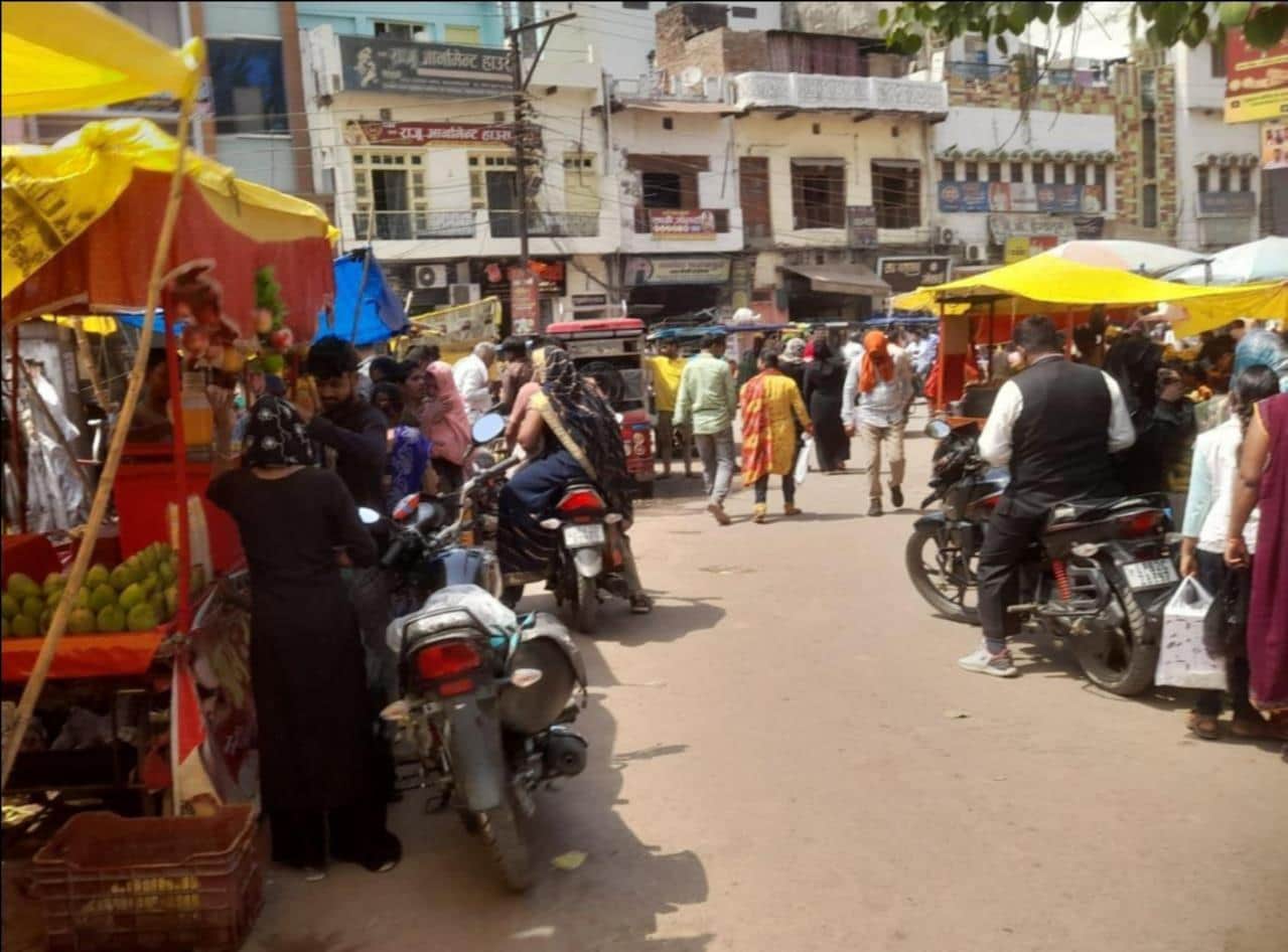 कोतवाली चौराहा पर सड़क पर  ठेले व वाहनों से अतिक्रमण।