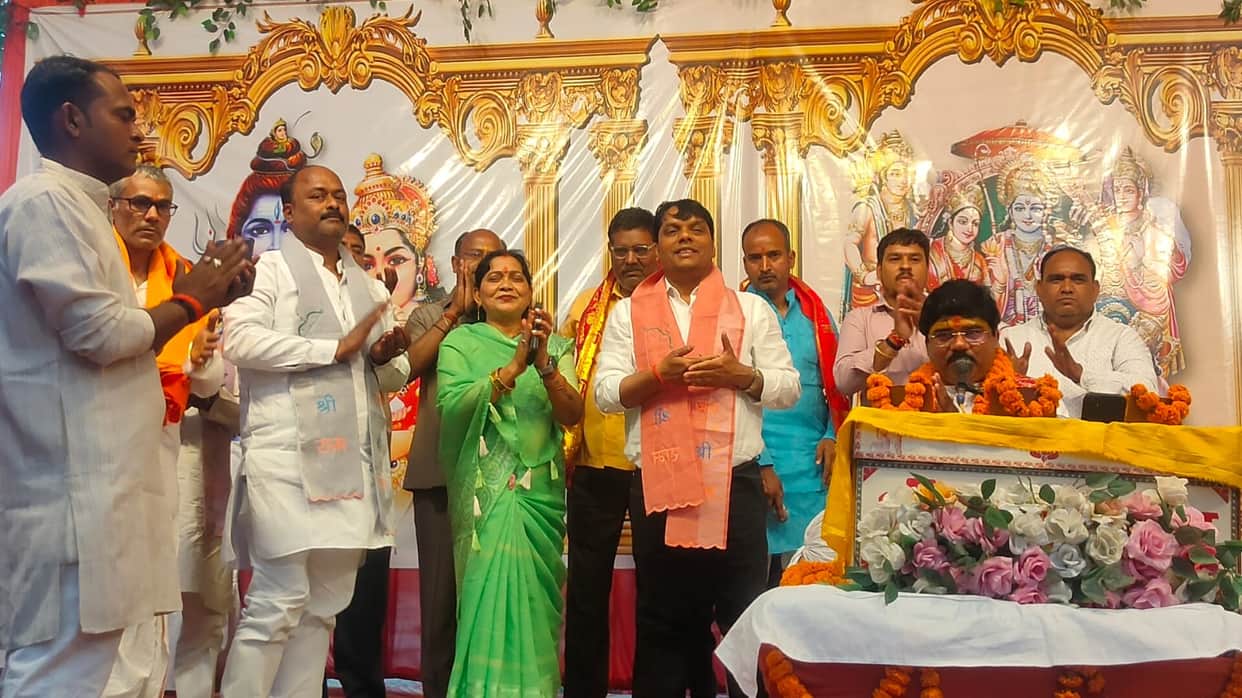 A huge crowd of devotees gathered for the Shri Ram Katha.