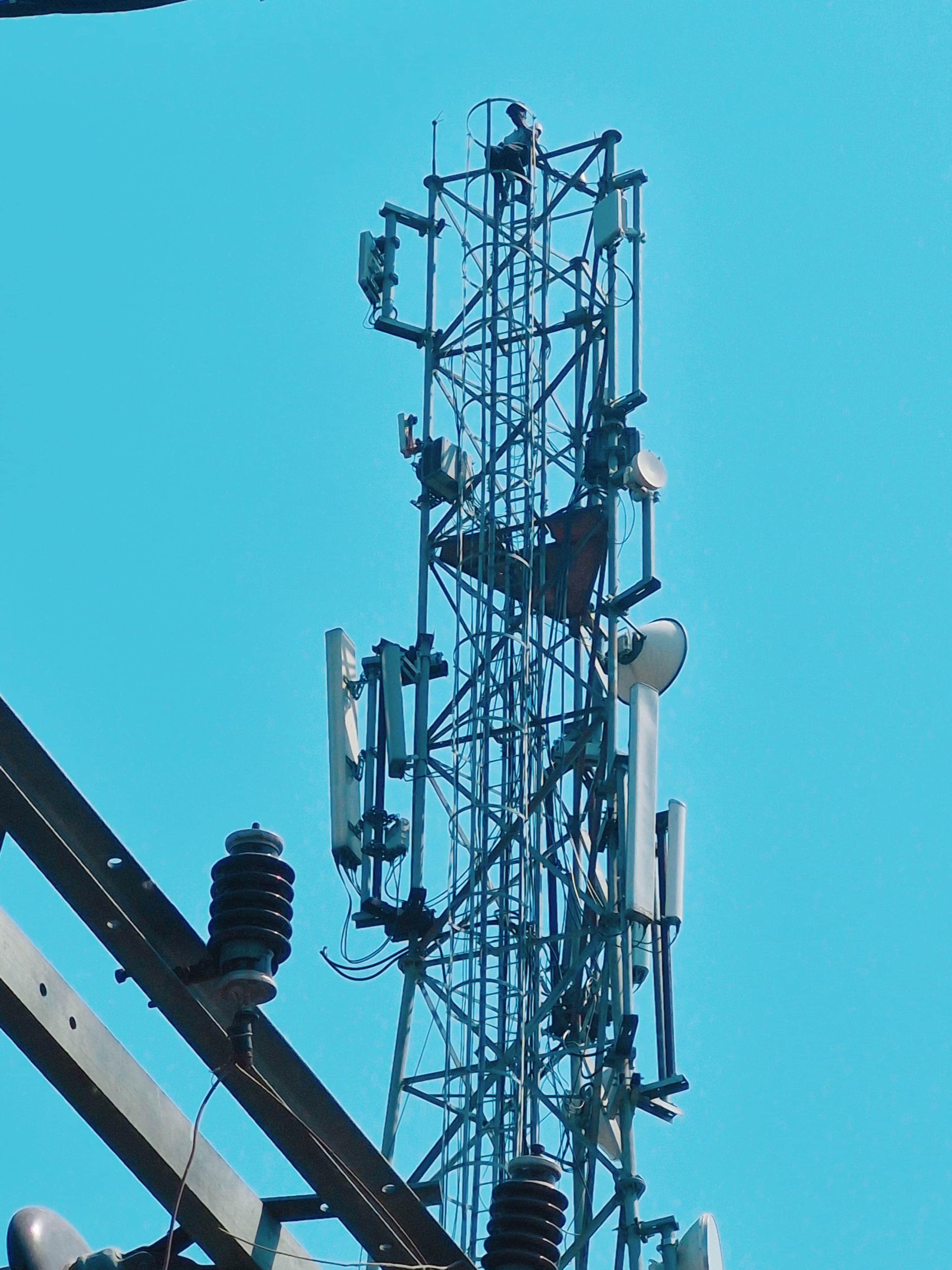 टॉवर पर चढ़ा युवक