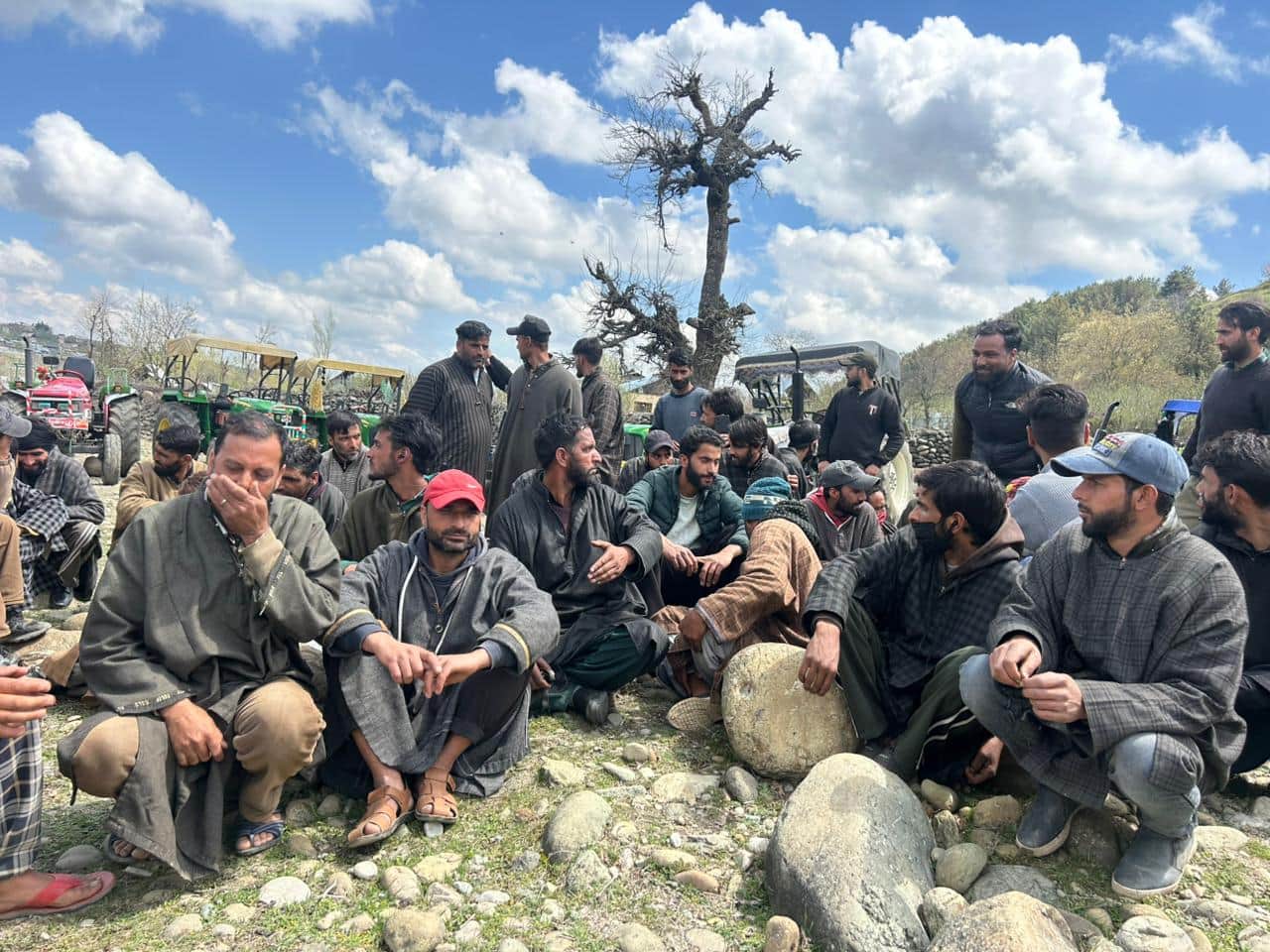 खनन की मांग के लिए शोपियां में धरने के दौरान ट्रैक्टर संचालक। संवाद