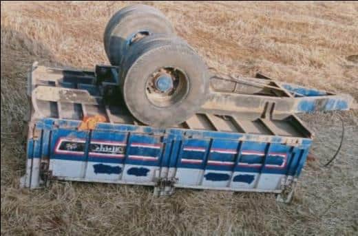 खेत में पलटी ट्रैक्टर ट्राली। स्रोत-संवाद