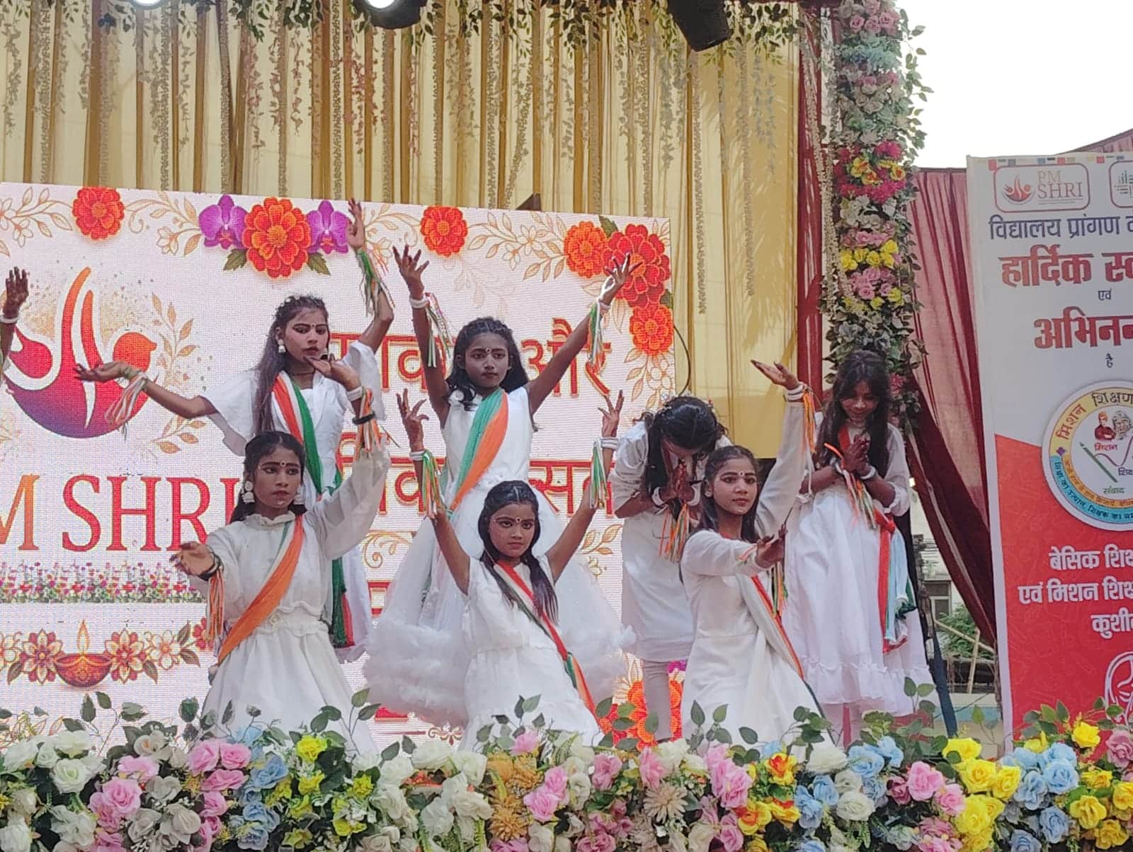 खोटही गांव के बनकट भटवलिया संविलियन विद्यालय में सांस्कृतिक कार्यक्रम प्रस्तुत करतीं छात्राएं।स