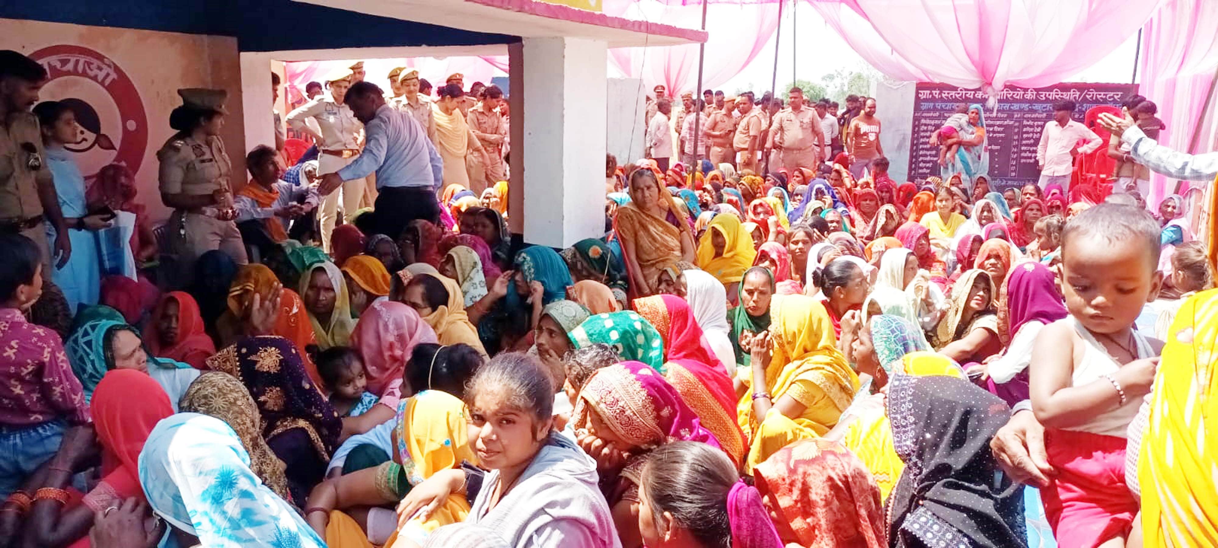 खुटार की ग्राम पंचायत कुभियां माफी में कोटेदार चयन को लगी भीड़। संवाद