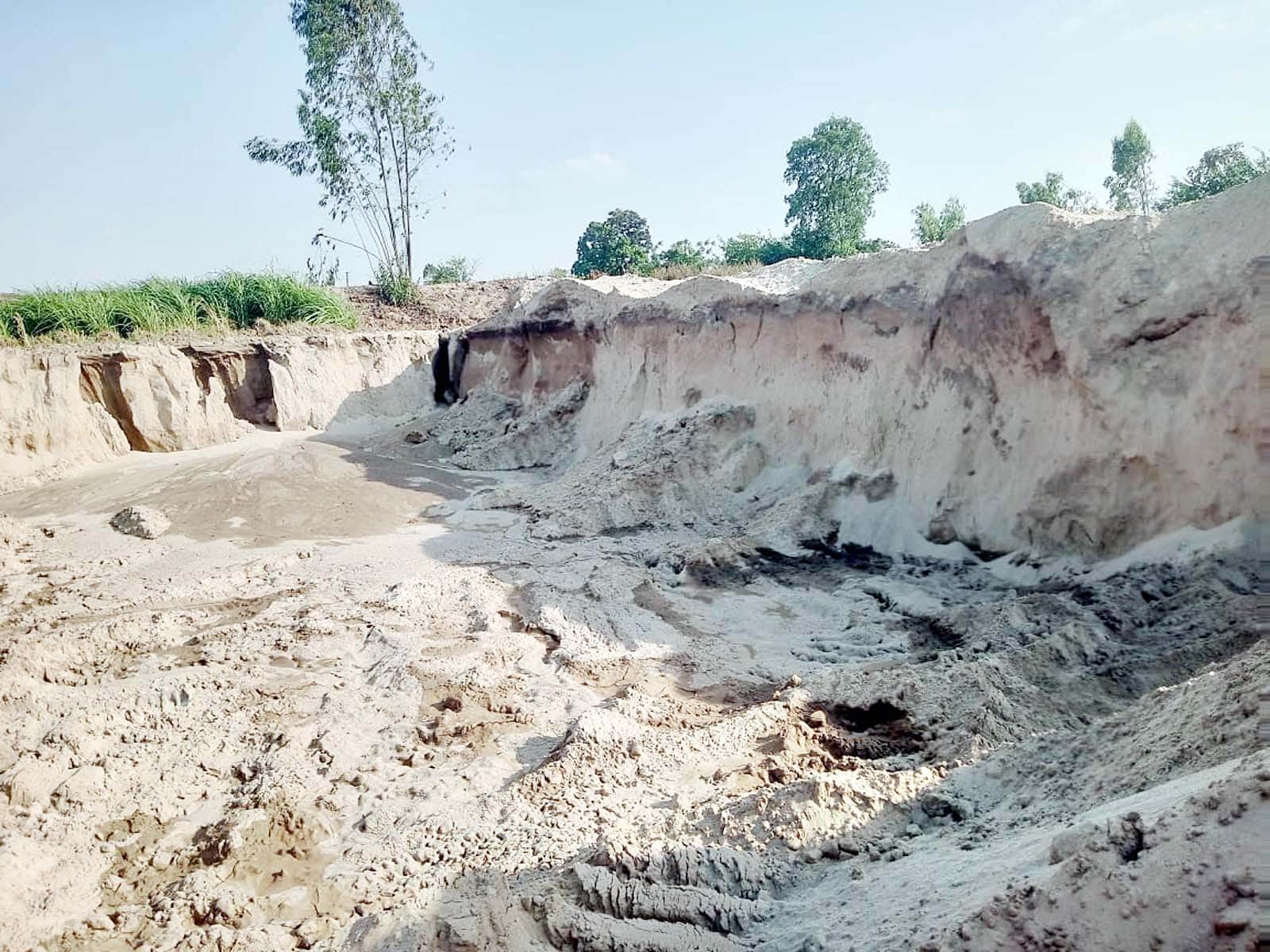 खुटार के गांव रामपुर खुर्द में किया गया खनन। संवाद