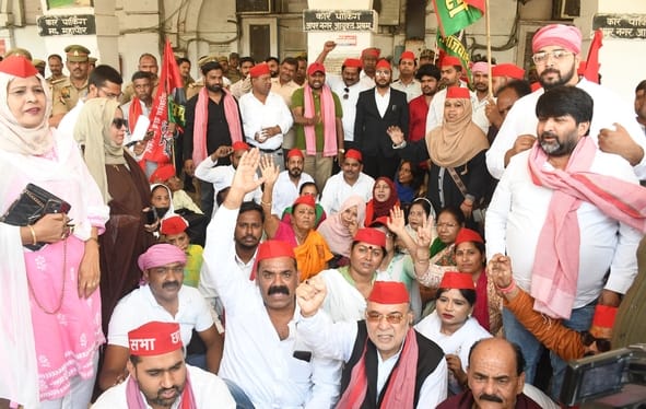 SP MLA Ravidas Mehrotra, councilors and workers protesting at Lalbagh Municipal Corporation headquarters.