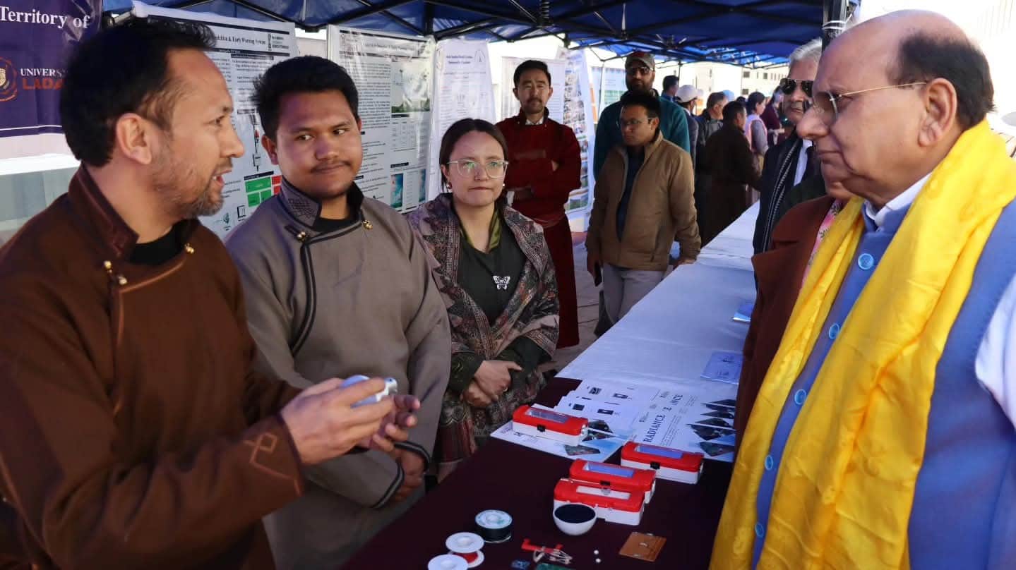 लद्दाख के उपराज्यपाल लद्दाख विश्वविद्यालय में लगाए गए एक स्टॉल पर संवाद करते हुए।स्रोत – लद्दा
