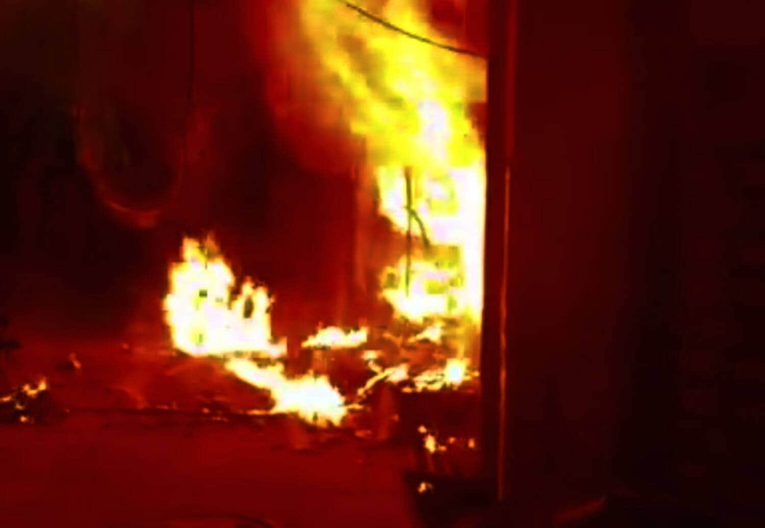 मंडी में सनातन धर्म सभा के पास पर्स की दुकान में लगी आग। संवाद