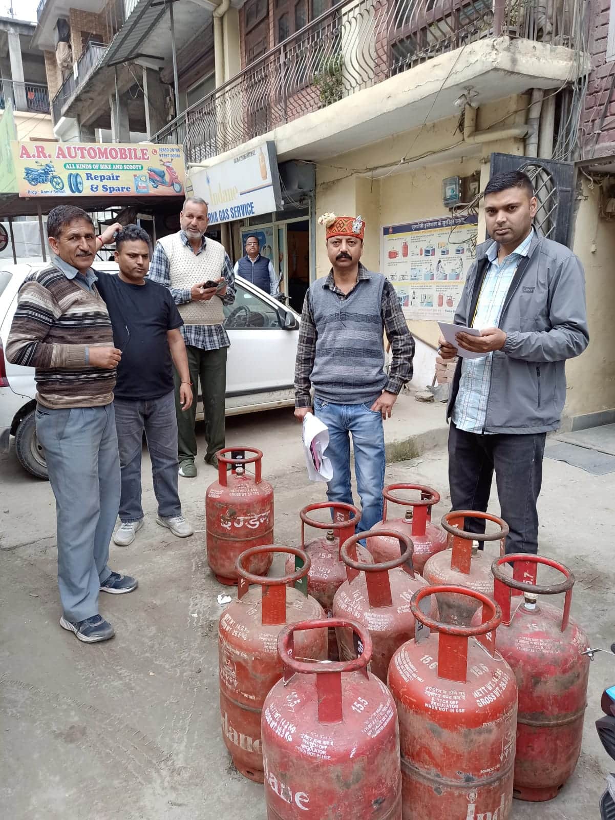 मंडी शहर के समीप सौली खड्ड में औचक निरीक्षण के दौरान खाद्य आपूर्ति नियंत्रण की ओर से जब्त किए ग