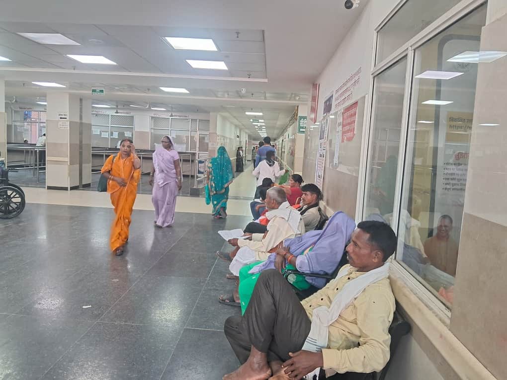 मेडिकल कॉलेज में उपचार के लिए पहुंचे मरीज। -संवाद