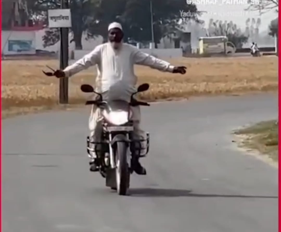 Till now, youth used to do stunts on bikes...now the video of a middle-aged man has gone viral