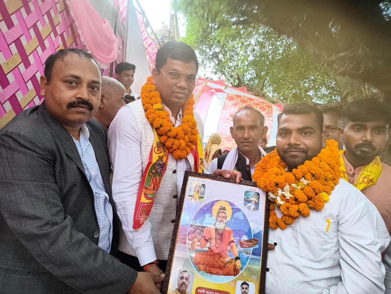 महर्षि कश्यप की जयंती पर अतिथियों का स्वागत करते कार्यक्रम के सह संयोजक। स्रोत : स्वयं