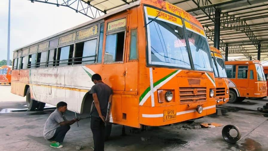 मंझनपुर बस डिपो स्थित कार्यशाला में बसों की मरम्मत करते कर्मचारी।  संवाद