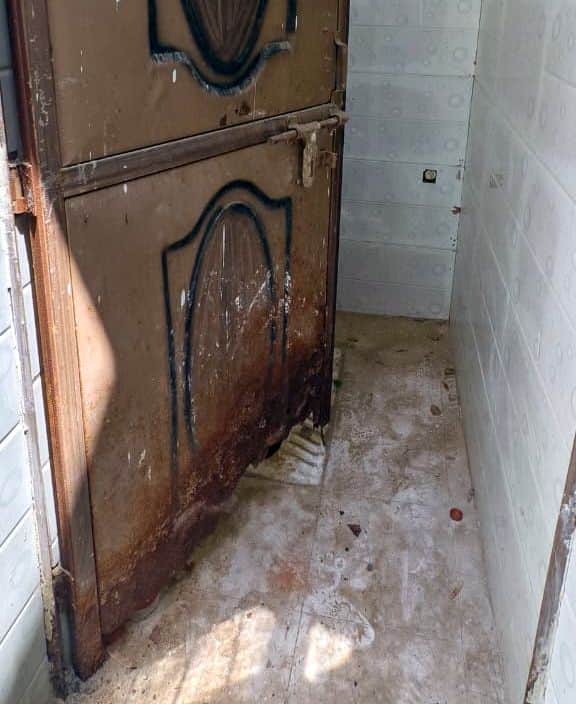 मंझनपुर कस्बा स्थित सार्वजनिक शौचालय का टूटा दरवाजा व पसरी गंदगी।  संवाद