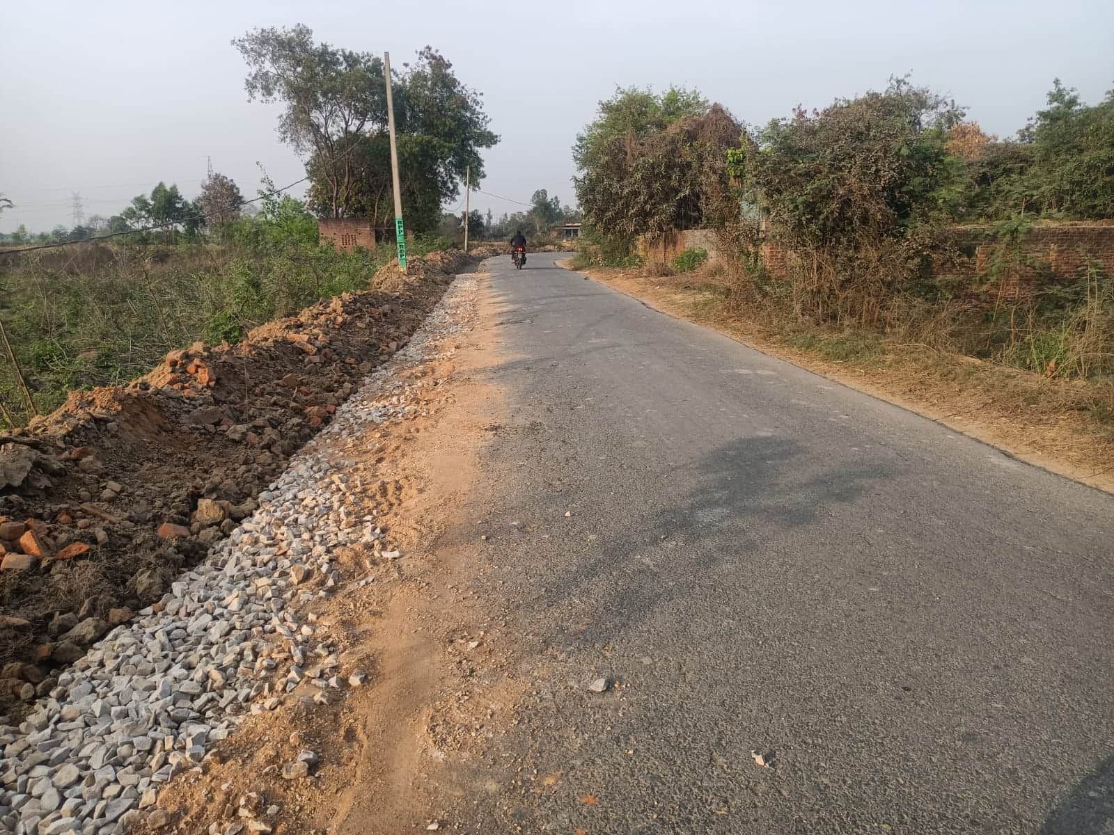 मंझरिया-कटका मार्ग का हो रहा चौड़ीकरण।  