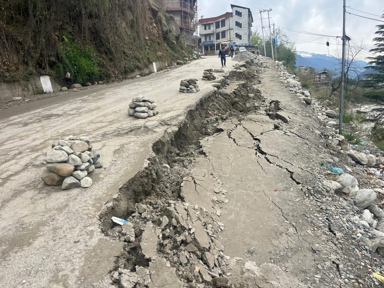 Kullu-Manali left bank road caves in near Jharag bridge, vehicles also get stuck