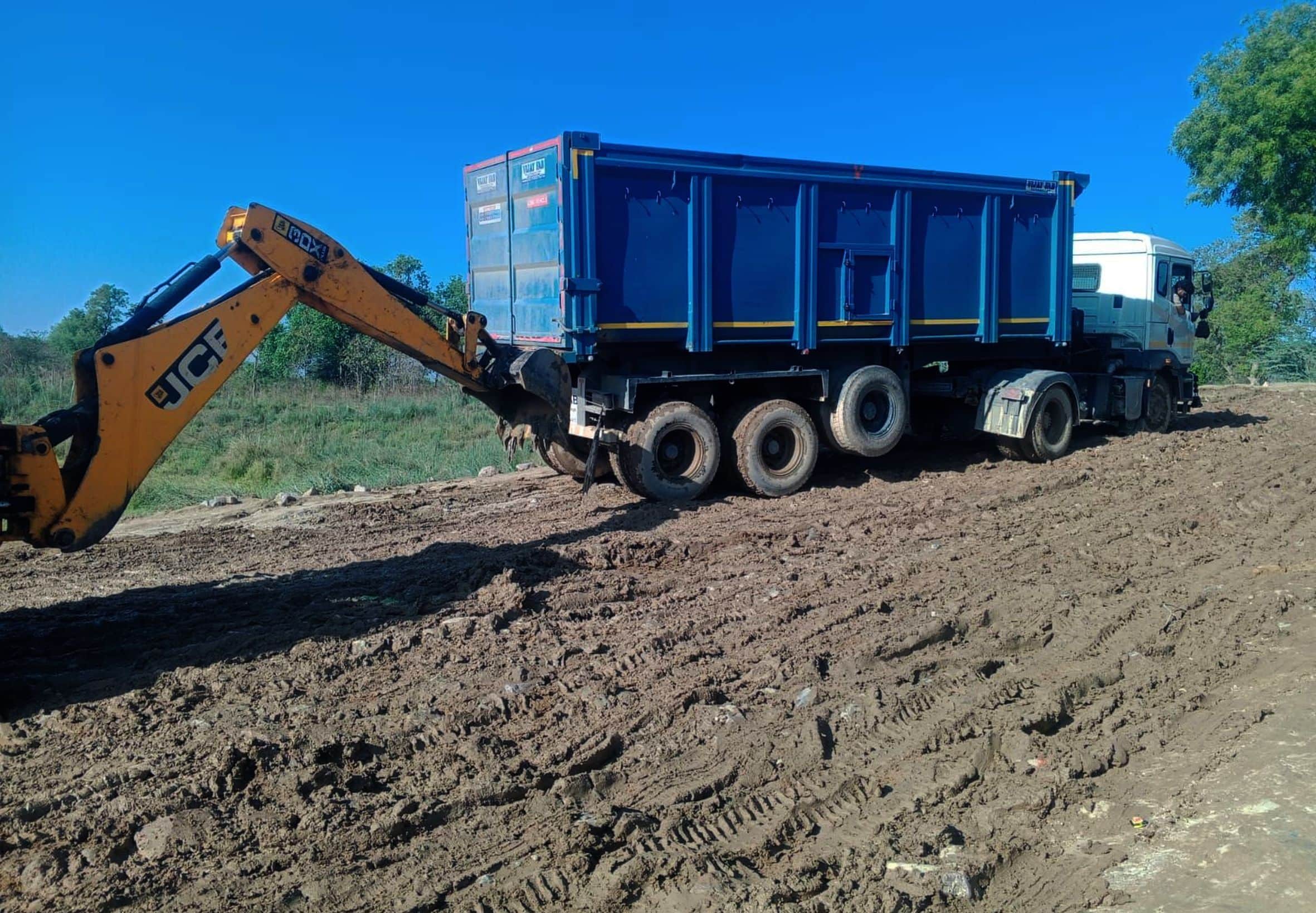 मुंशीगंज-डलमऊ राजमार्ग पर बेंद गांव के पास बने बाईपास मार्ग पर कीचड़ में फंसे वाहन को निकालती ज