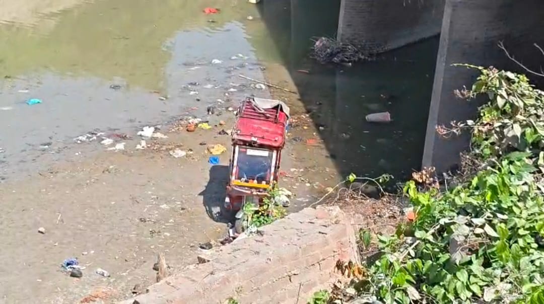 E-rickshaw falls into Big Gandak Canal; four injured, including driver.