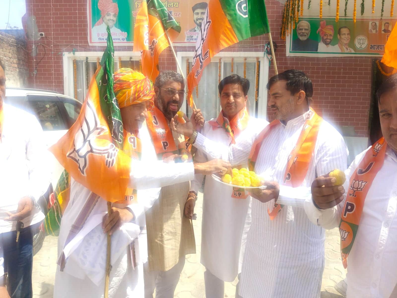 नूंह कार्यालय पर एक दूसरे को मिठाई खिलाकर पार्टी का स्थापना दिवस बनाते भाजपा कार्यकर्ता