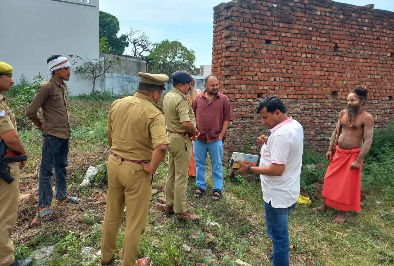 नक्का कुआं मंदिर का निरीक्षण करते डीएम। स्रोत सूचना विभाग