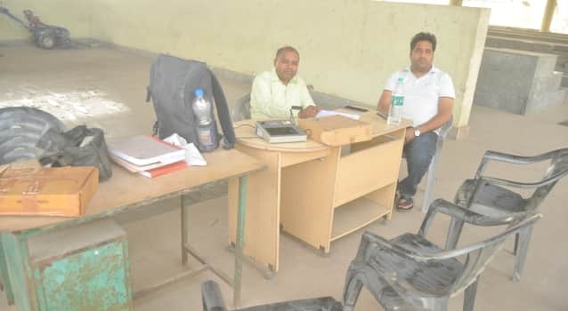 नवीन मंडी में बने क्रय केंद्र पर गेहूं आने का इंतजार करते कर्मचारी। संवाद