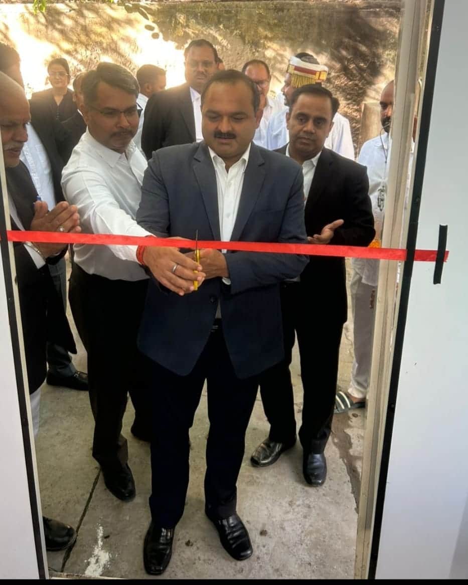 न्यायालय परिसर में स्थापित ई-सेवा केंद्र का उद्घाटन करते जनपद न्यायाधीश धर्मेंद्र पांडेय। स्रोत