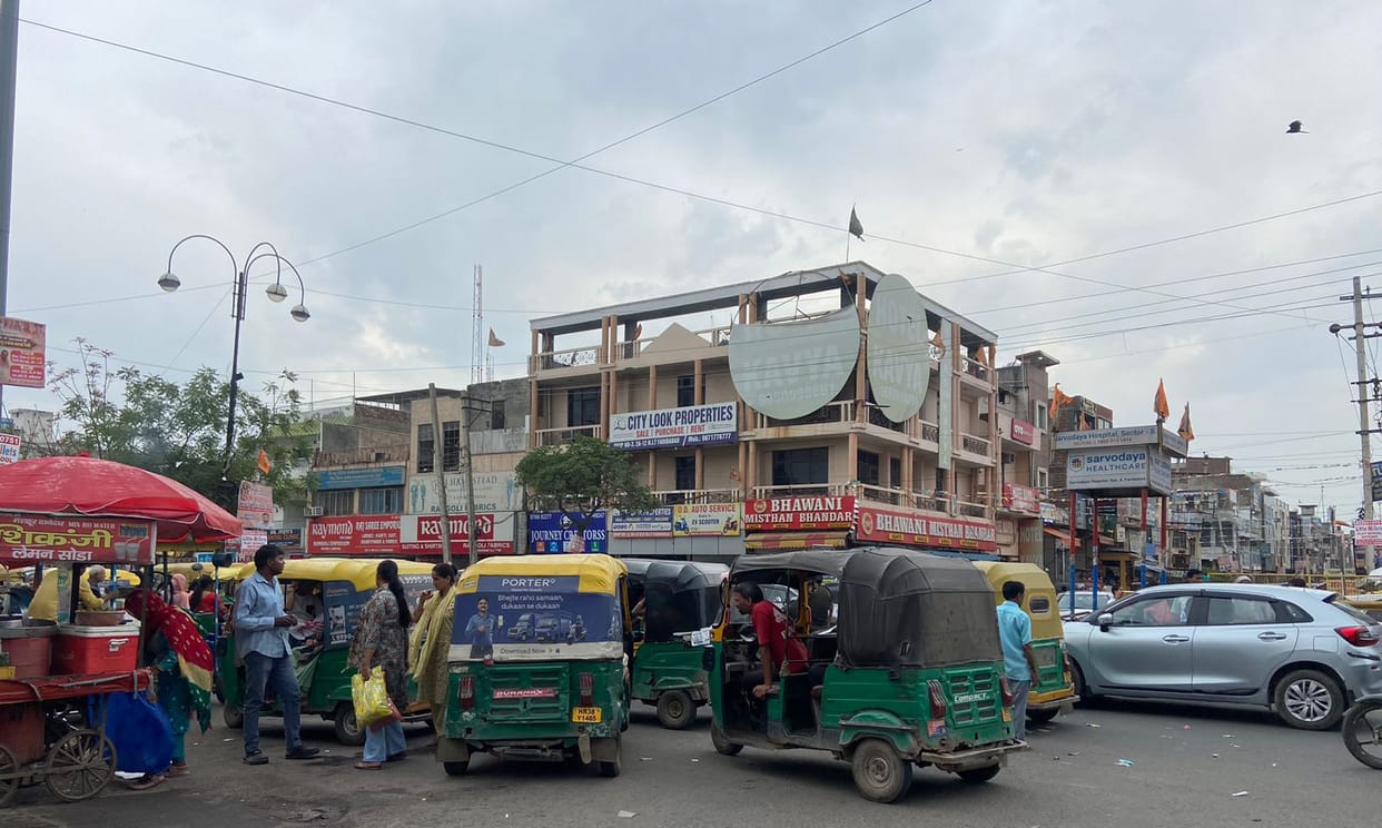 Auto Gang Steals Woman’s Purse with Cash and Jewellery in Agra
