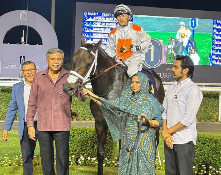 ओरिजिनल आउटलॉ घोड़े के साथ अनीता चौहान और उनके पति कुंवर रवि चौहान। स्रोत : स्थानीय नागरिक