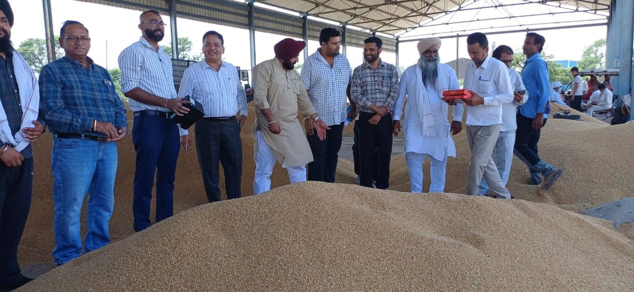 Chairman Tarandeep Singh Waraich inspected Gumthala Gadhu Mandi.