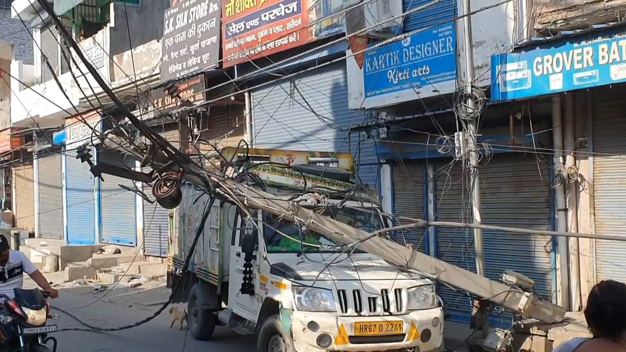 The car got entangled in the wire and hit an electric pole.