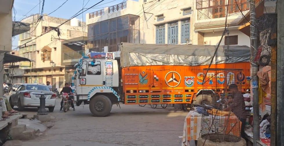 Traffic Jams Caused by Entry of Heavy Vehicles During the Day; Rules Being Flouted