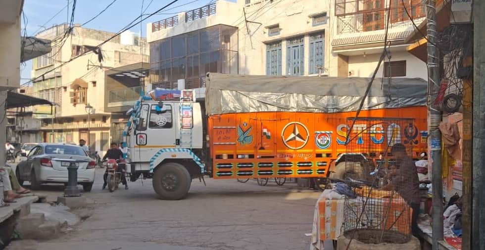 पिलखुवा में भारी वाहन आने से सड़क पर लगा जाम। संवाद