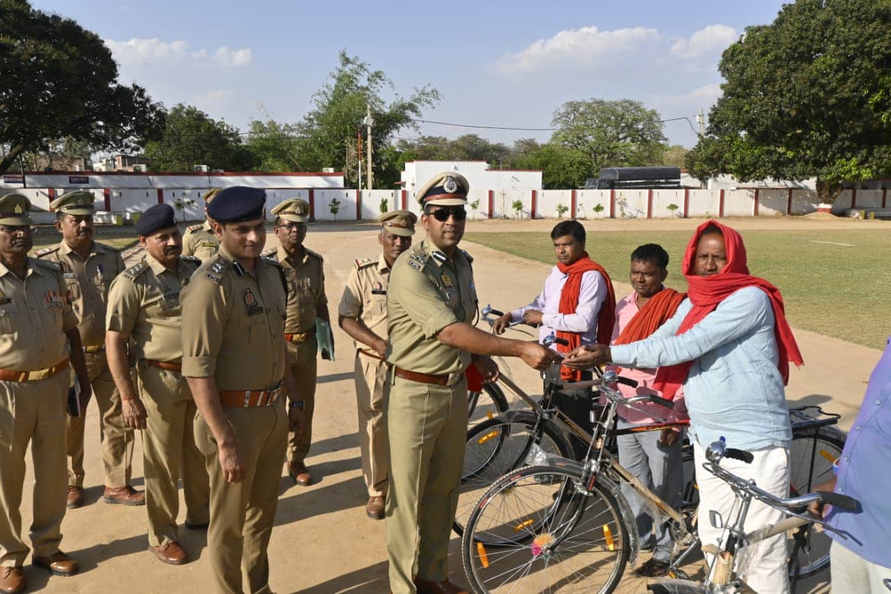 पुलिस लाइन परिसर में ग्राम प्रहरियों को साइकिल भेंट करते डीआईजी संजीव त्यागी। संवाद